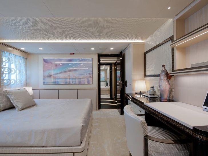 SCORPION Sanlorenzo 46m VIP cabin paris