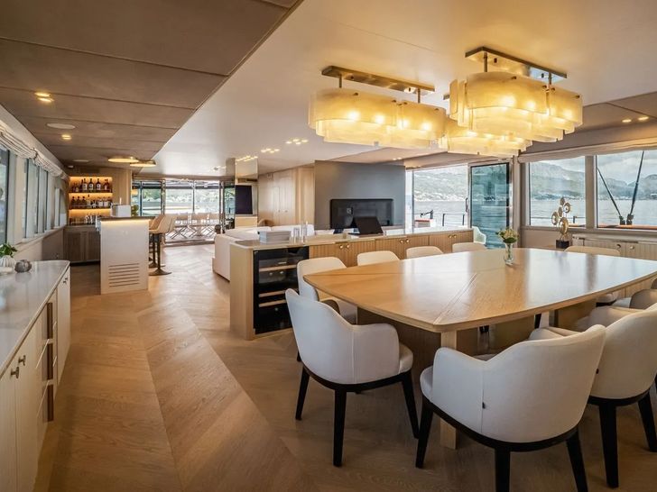 SCORPIOS Tramontana Saloon SCORPIOS Tramontana Saloon