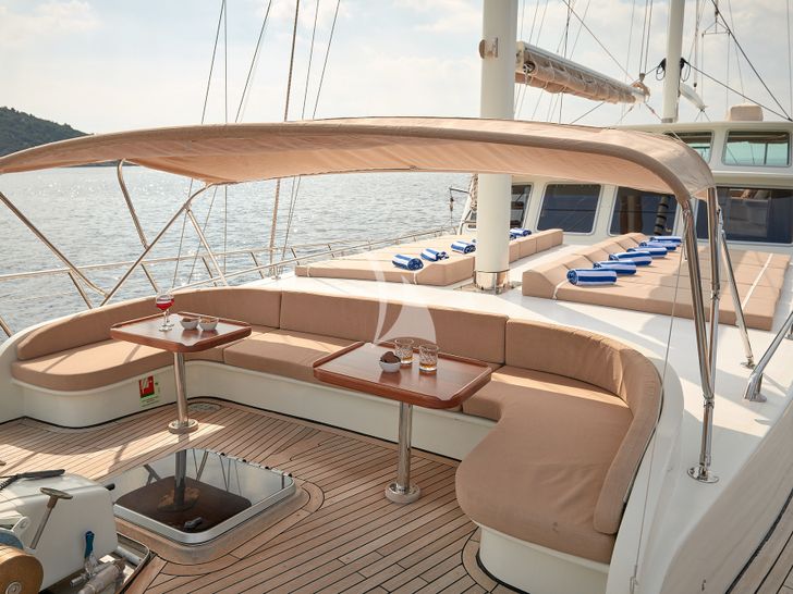 SEA BREEZE Custom Gulet 28m - foredeck lounge and under the sail bronzing area SEA BREEZE Custom Gulet 28m - foredeck lounge and under the sail bronzing area
