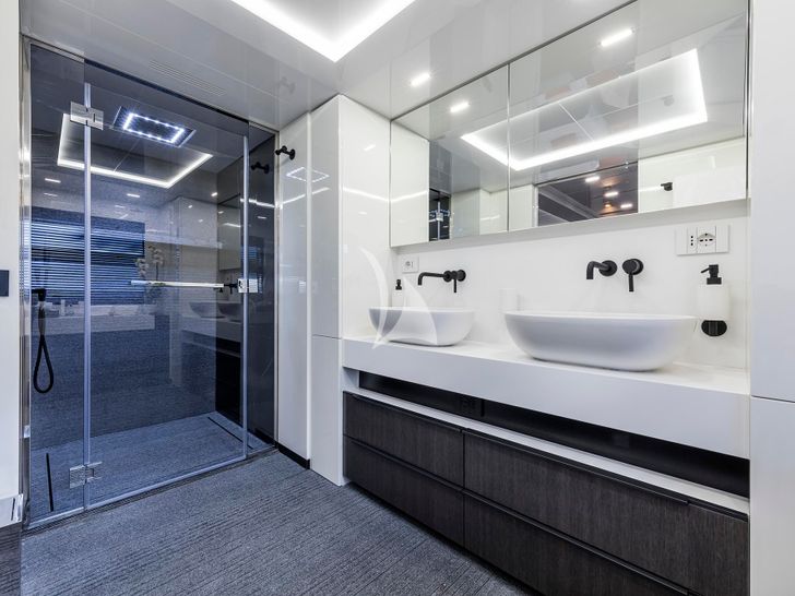 SEA CORAL II Arcadia A105 - master cabin bathroom SEA CORAL II Arcadia A105 - master cabin bathroom