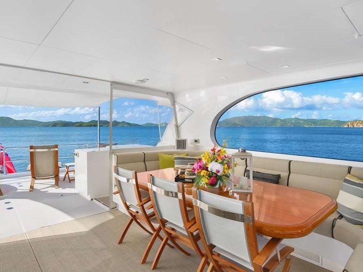 SEAGLASS 74 Horizon 74 - Flybridge Dining Area SEAGLASS 74 Horizon 74 - Flybridge Dining Area