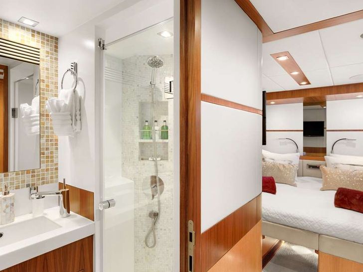 SEAGLASS 74 Horizon 74 - VIP Cabin Bathroom SEAGLASS 74 Horizon 74 - VIP Cabin Bathroom