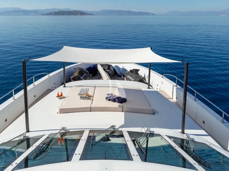 SEA WOLF Mondomarine 42m - foredeck SEA WOLF Mondomarine 42m - foredeck