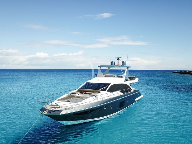 SEA YA Azimut 66 Fly - anchored bow view SEA YA Azimut 66 Fly - anchored bow view