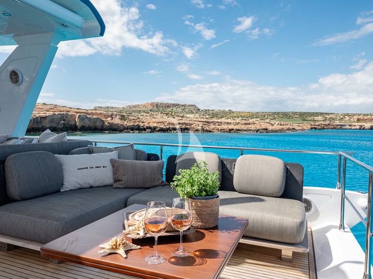 SEA YA Azimut 66 Fly - flybridge aft seating area SEA YA Azimut 66 Fly - flybridge aft seating area