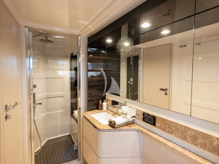 SEA YA Azimut 66 Fly - master cabin bathroom SEA YA Azimut 66 Fly - master cabin bathroom
