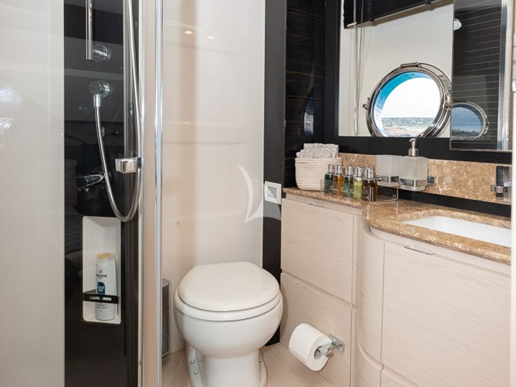 SEA YA Azimut 66 Fly - twin cabin bathroom SEA YA Azimut 66 Fly - twin cabin bathroom