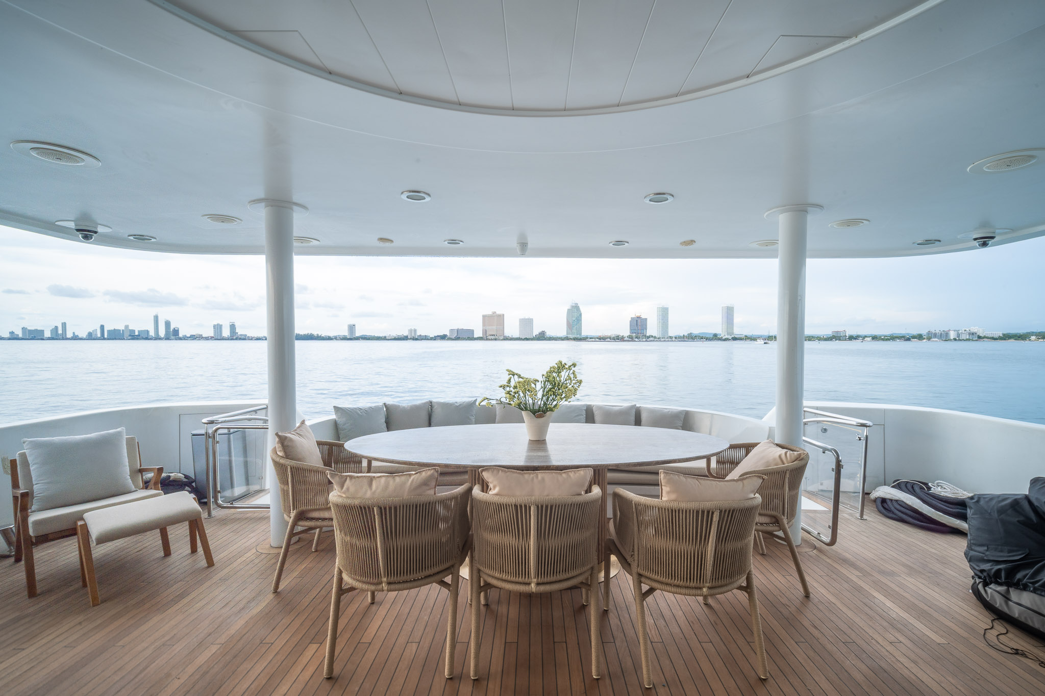 SEA BEAR Westport 130 - aft deck alfresco dining area