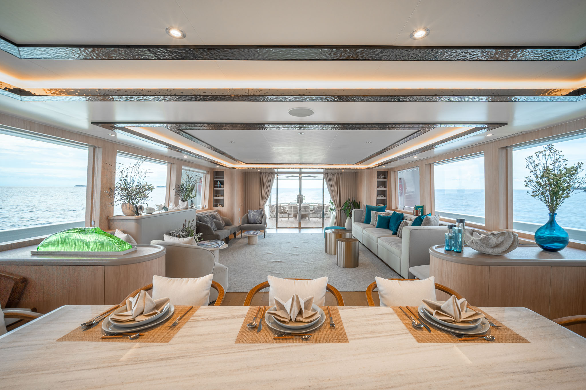 SEA BEAR Westport 130 - main dining area