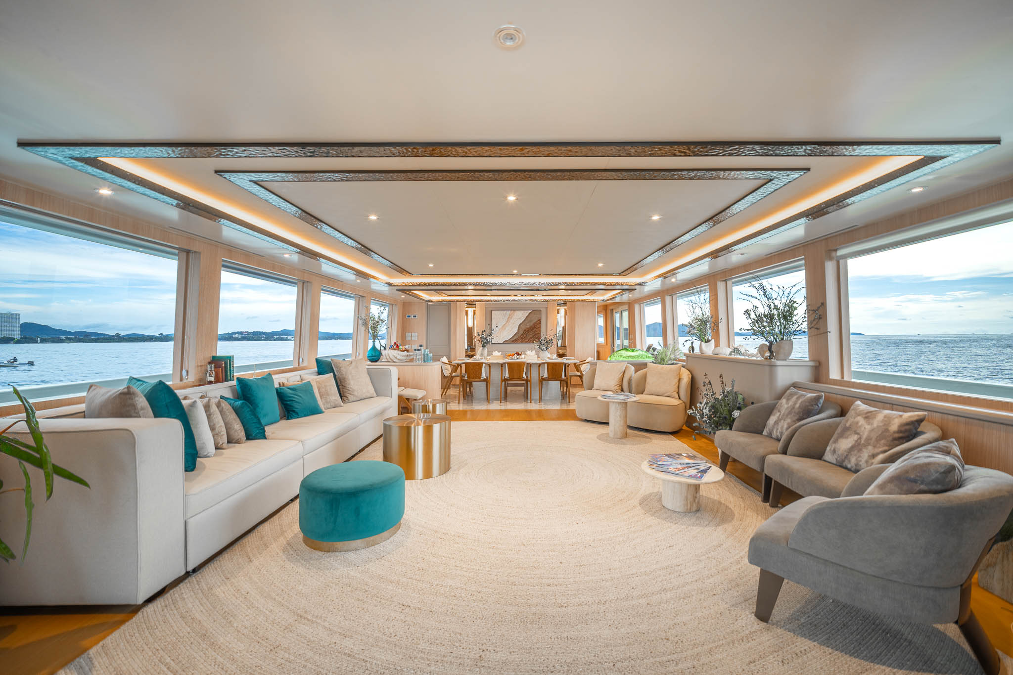 SEA BEAR Westport 130 - main saloon