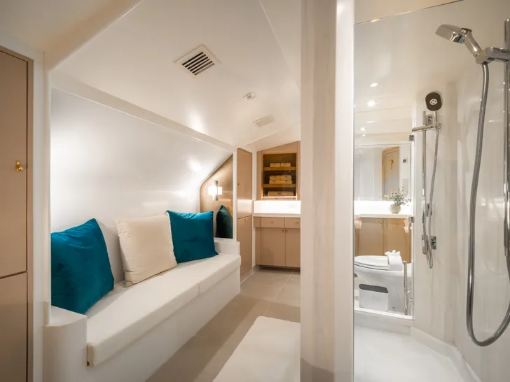 SEA BEAR Westport 130 - master cabin couch SEA BEAR Westport 130 - master cabin couch