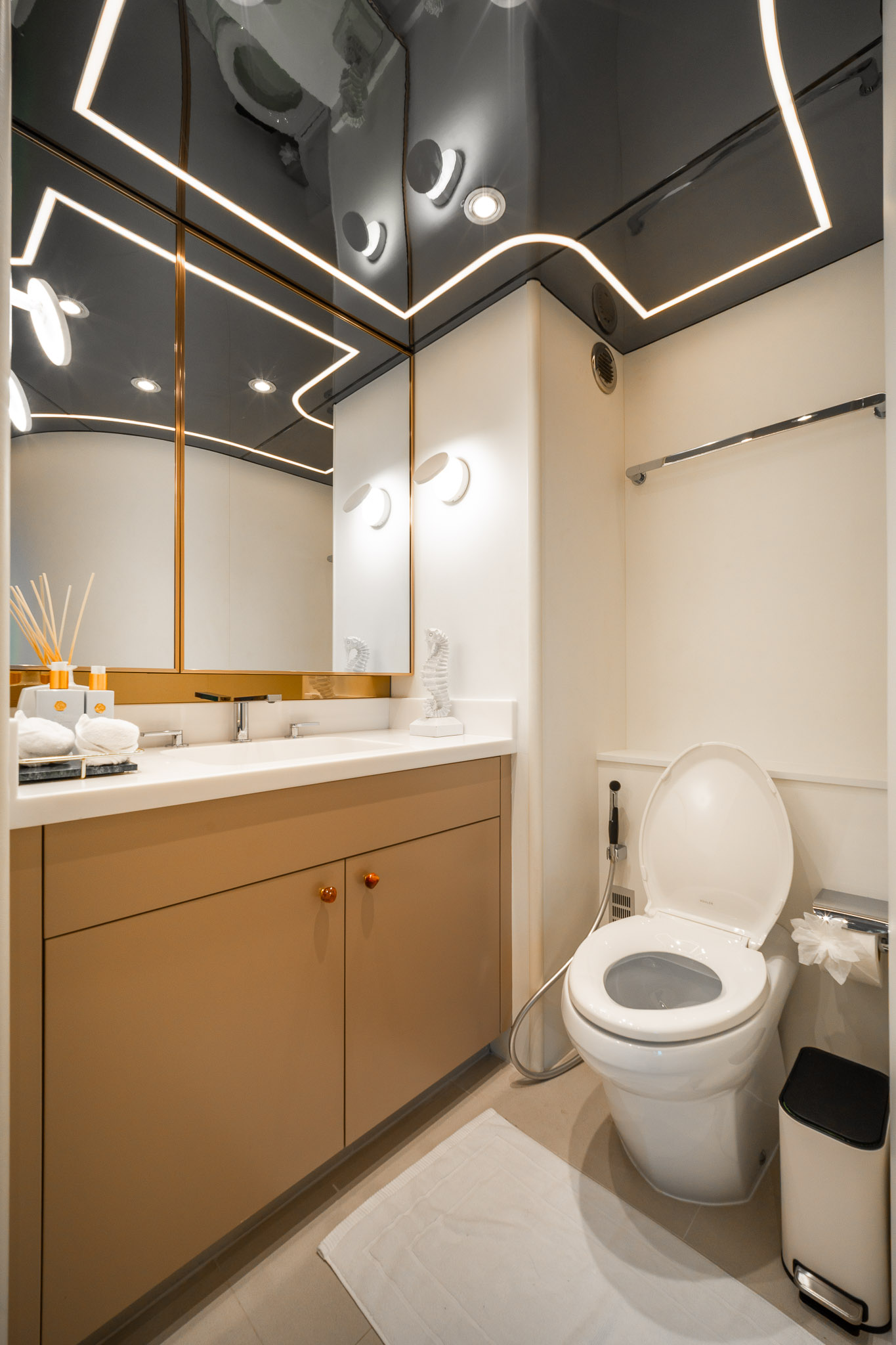 SEA BEAR Westport 130 - master cabin toilet and vanity