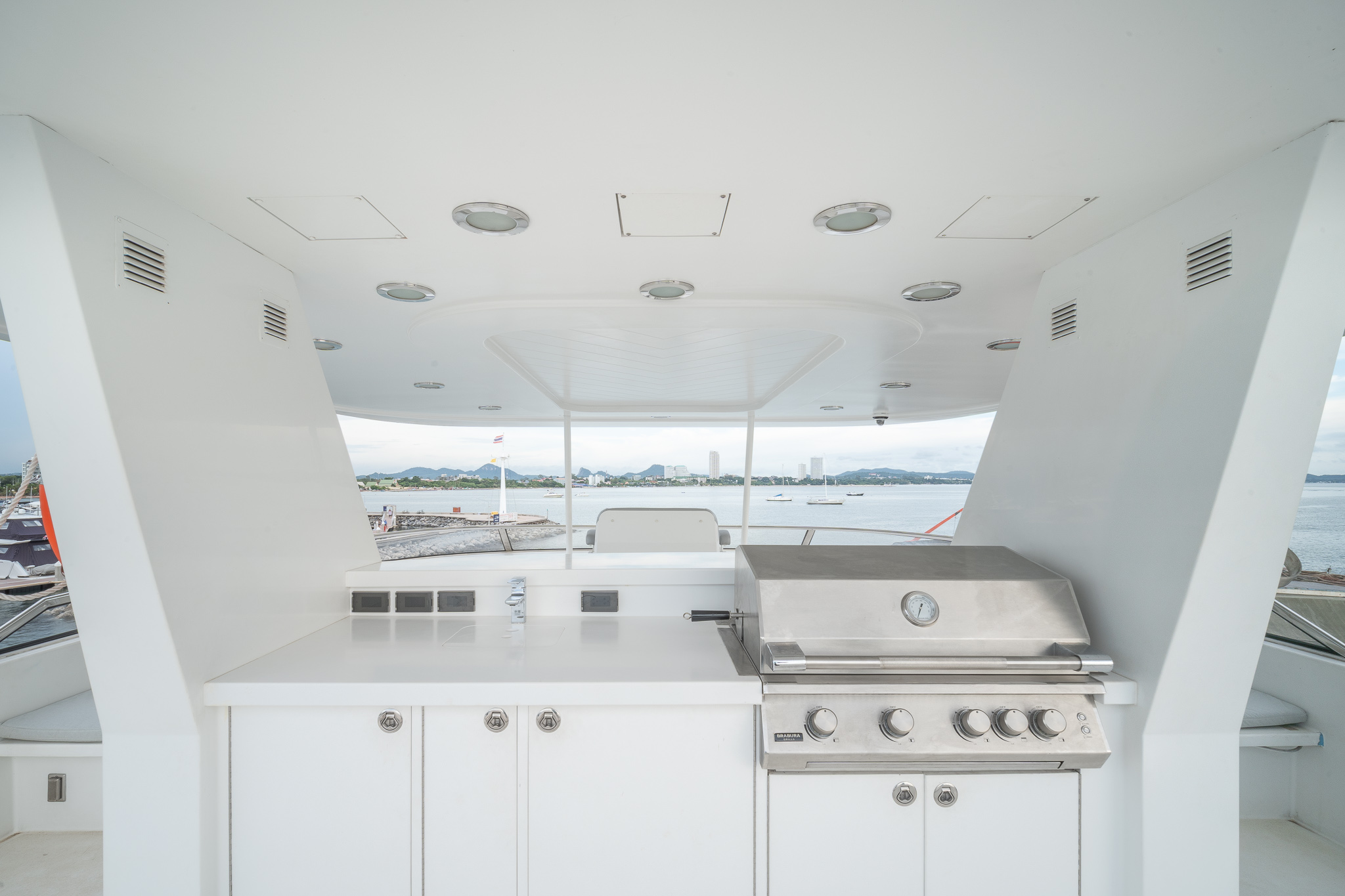 SEA BEAR Westport 130 - sundeck grilling area