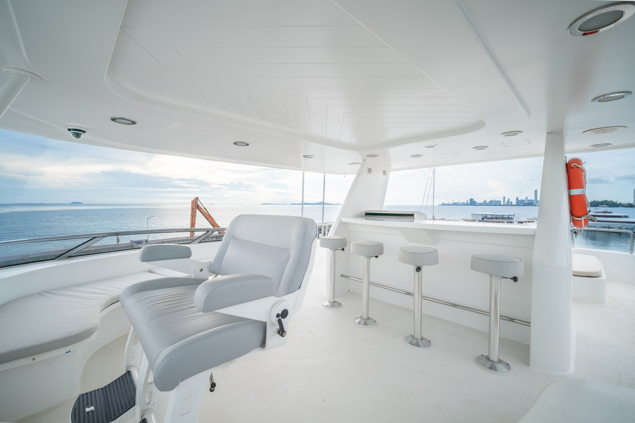 SEA BEAR Westport 130 - sundeck helm