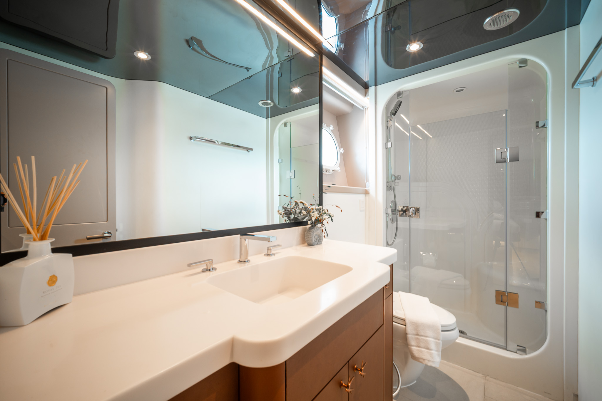 SEA BEAR Westport 130 - twin cabin bathroom
