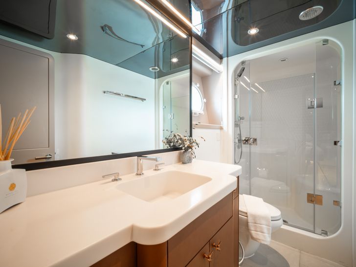 SEA BEAR Westport 130 - twin cabin bathroom SEA BEAR Westport 130 - twin cabin bathroom