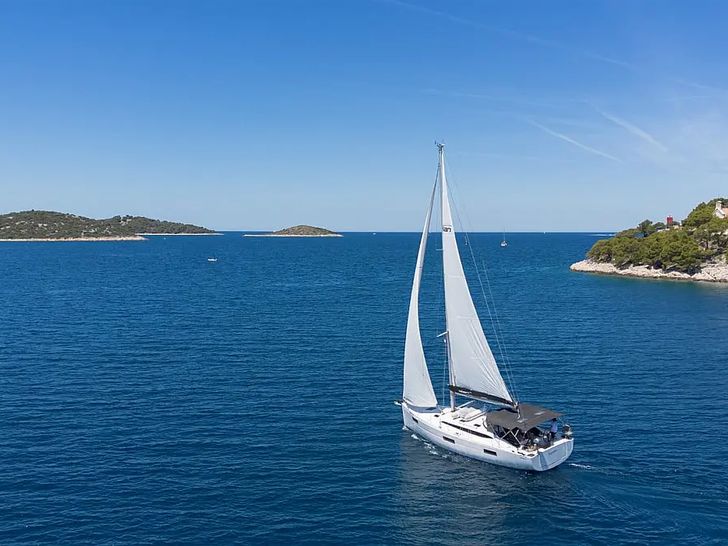 SEA BEE Elan impression 43 - sailing aft shot SEA BEE Elan impression 43 - sailing aft shot