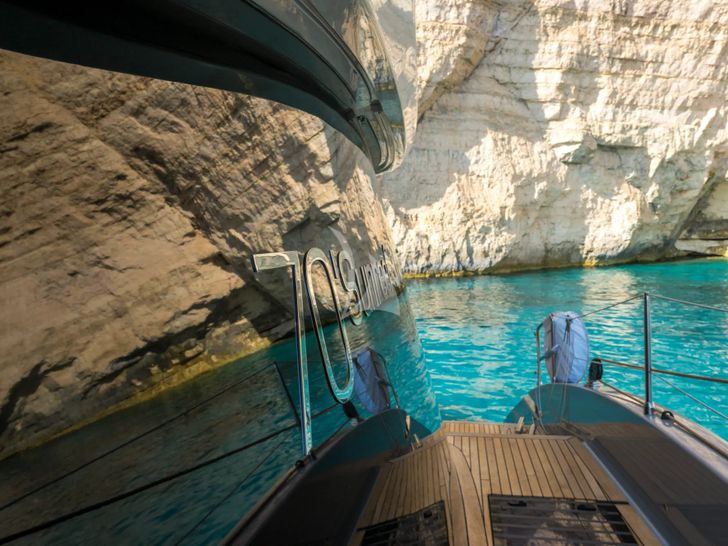 SEA BLISS Sunreef 70 - side walkway SEA BLISS Sunreef 70 - side walkway