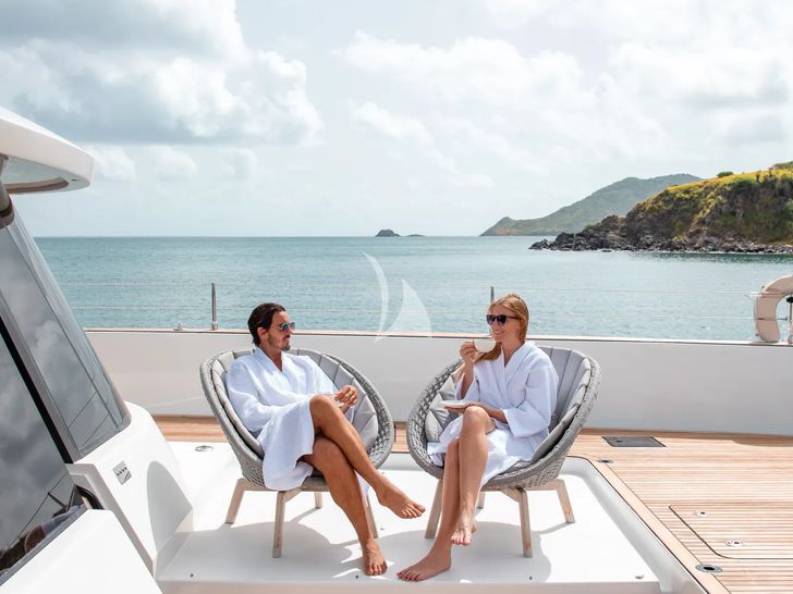 SEACLUSION Sunreef 80 - guests on the foredeck SEACLUSION Sunreef 80 - guests on the foredeck