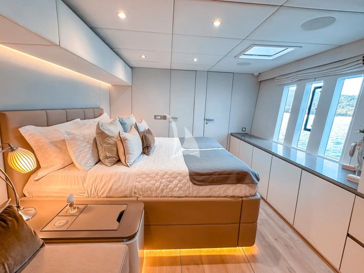 SEACLUSION Sunreef 80 - master cabin side shot SEACLUSION Sunreef 80 - master cabin side shot