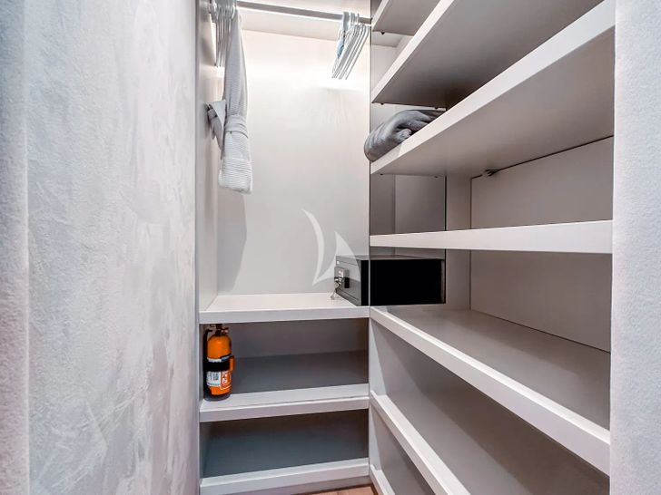 SEACLUSION Sunreef 80 - master cabin wardrobe SEACLUSION Sunreef 80 - master cabin wardrobe