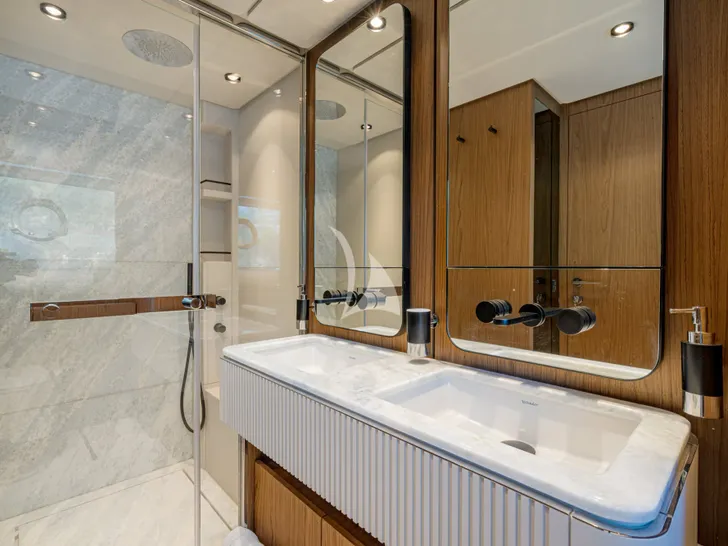 DIAMOND Ferretti 780 - master cabin bathroom DIAMOND Ferretti 780 - master cabin bathroom