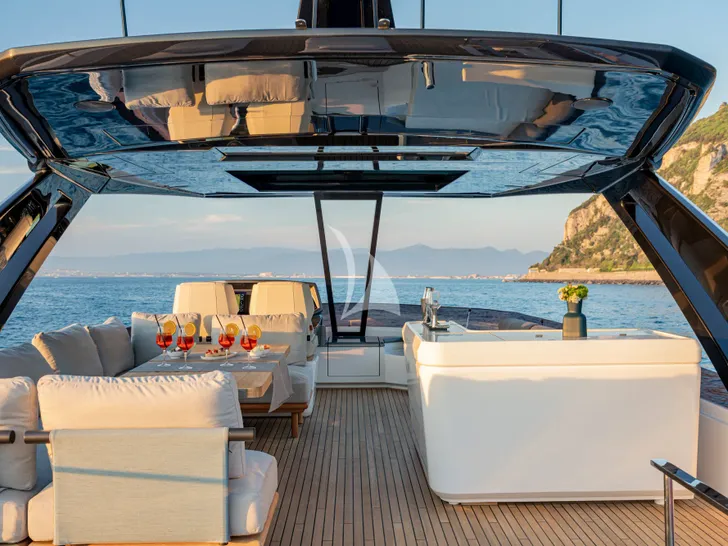 DIAMOND Ferretti 780 - sundeck dining lounge and bar DIAMOND Ferretti 780 - sundeck dining lounge and bar