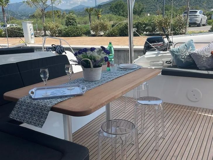 SEADUCTION Lagoon 42 - alfresco dining area SEADUCTION Lagoon 42 - alfresco dining area