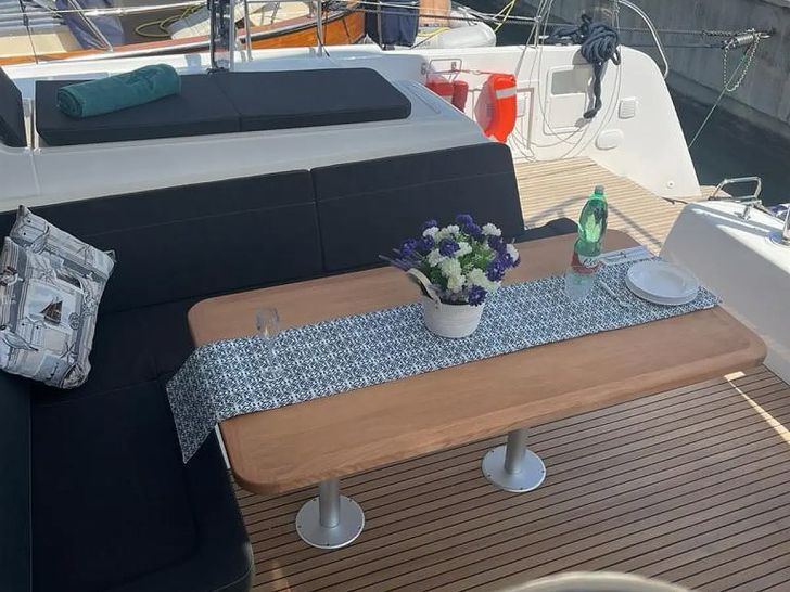 SEADUCTION Lagoon 42 - alfresco dining table SEADUCTION Lagoon 42 - alfresco dining table