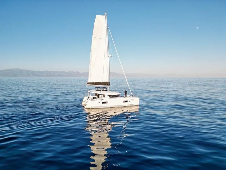 SEADUCTION Lagoon 42 - side profile SEADUCTION Lagoon 42 - side profile