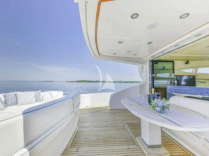 SEA LADY Dalla Pieta 80 - aft deck dining table SEA LADY Dalla Pieta 80 - aft deck dining table