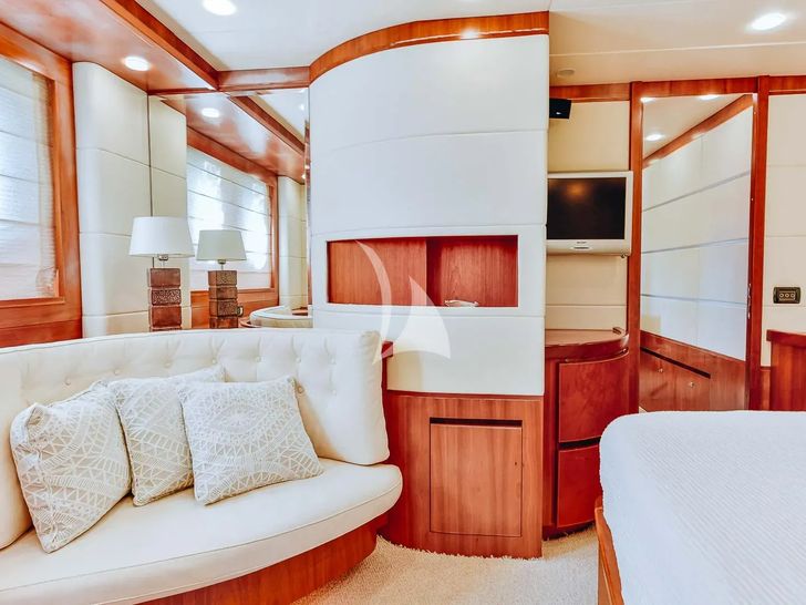 SEA LADY Dalla Pieta 80 - master cabin seating SEA LADY Dalla Pieta 80 - master cabin seating