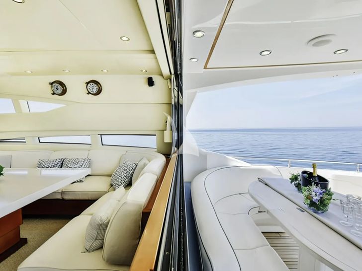 SEA LADY Dalla Pieta 80 - seamless merging of the saloon and aft deck SEA LADY Dalla Pieta 80 - seamless merging of the saloon and aft deck