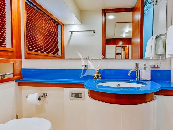 SEA LADY Dalla Pieta 80 - twin cabin bathroom SEA LADY Dalla Pieta 80 - twin cabin bathroom