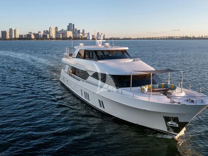 SEA N SEA Ocean Alexander 100 - cruising foredeck view SEA N SEA Ocean Alexander 100 - cruising foredeck view