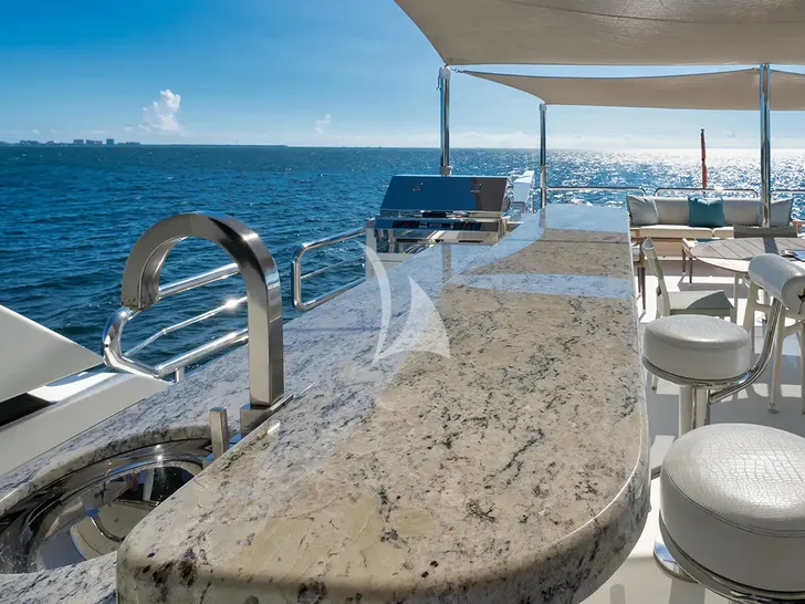SEA N SEA Ocean Alexander 100 - flybridge wet bar SEA N SEA Ocean Alexander 100 - flybridge wet bar