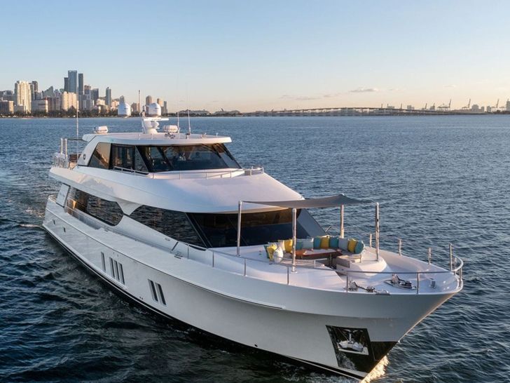 SEA N SEA Ocean Alexander 100 - bow view SEA N SEA Ocean Alexander 100 - bow view