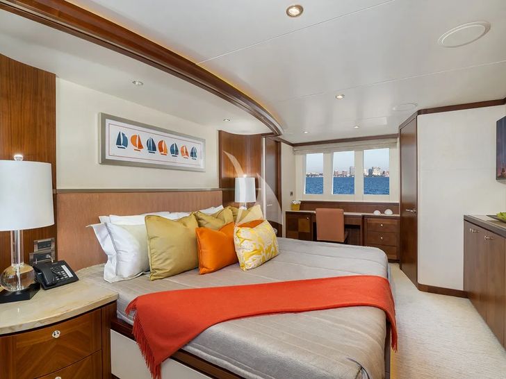 SEA N SEA Ocean Alexander 100 - master cabin bed and TV SEA N SEA Ocean Alexander 100 - master cabin bed and TV