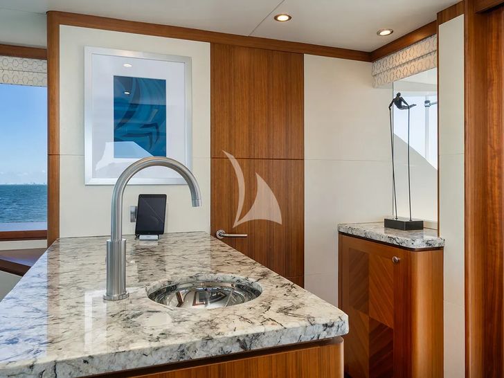 SEA N SEA Ocean Alexander 100 - sky lounge bar SEA N SEA Ocean Alexander 100 - sky lounge bar