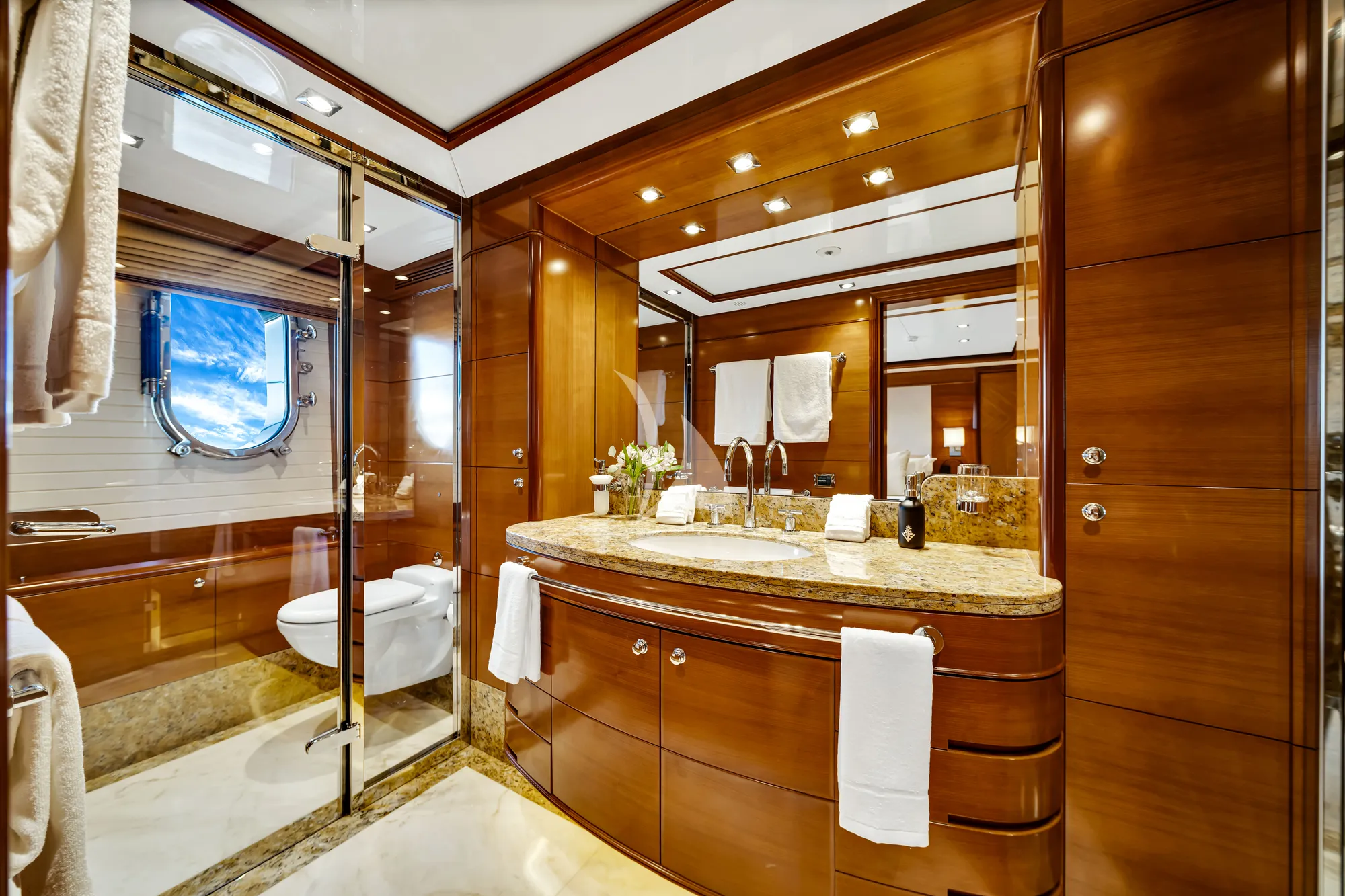 SEASCAPE V Benetti Vision 145 - VIP cabin 1 bathroom