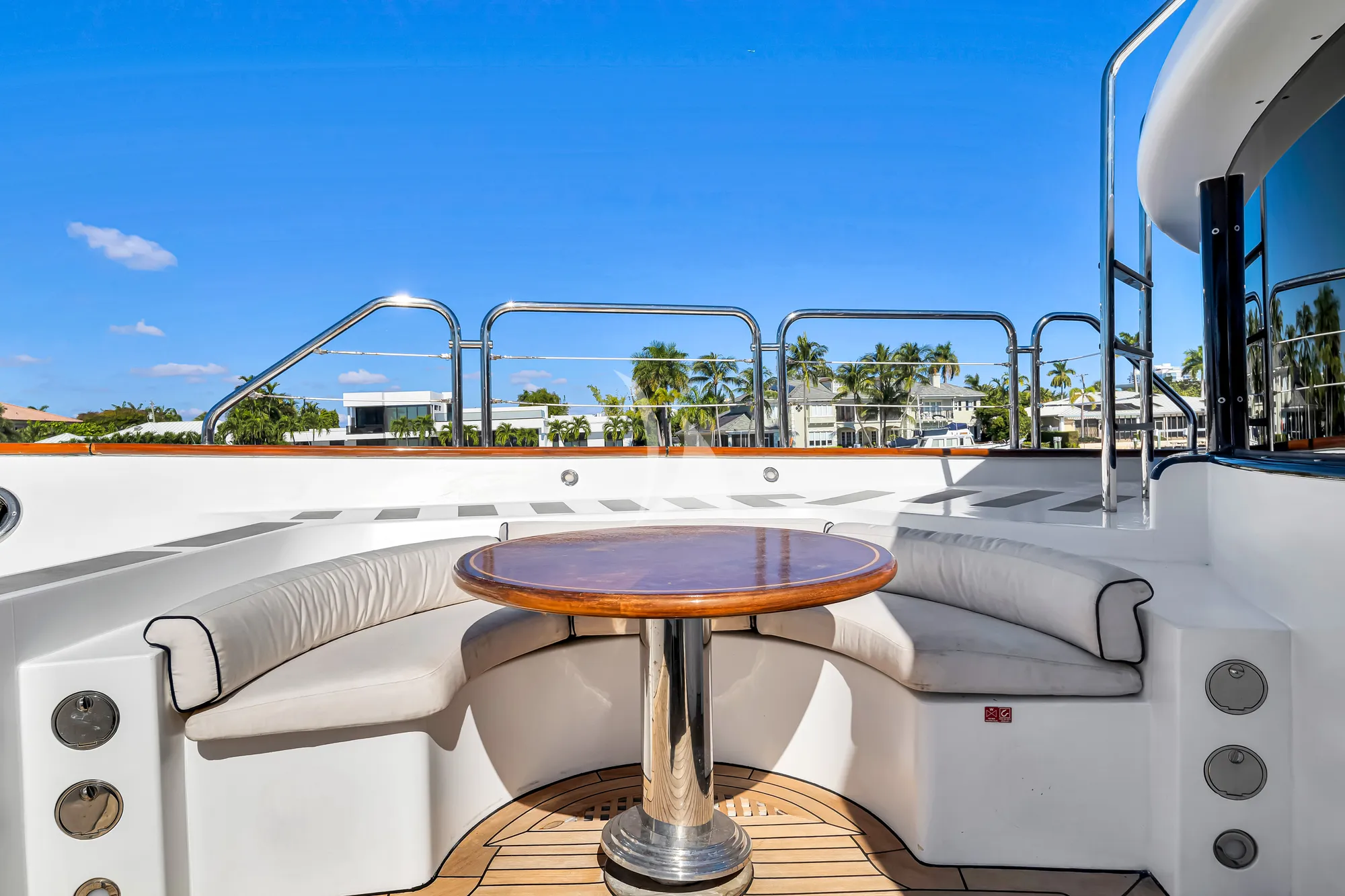 SEASCAPE V Benetti Vision 145 - foredeck lounge