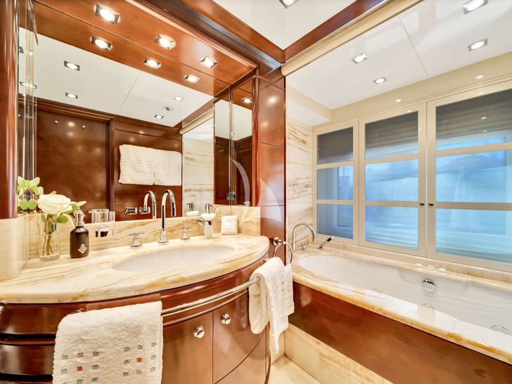 SEASCAPE V Benetti Vision 145 - master cabin bathtub SEASCAPE V Benetti Vision 145 - master cabin bathtub