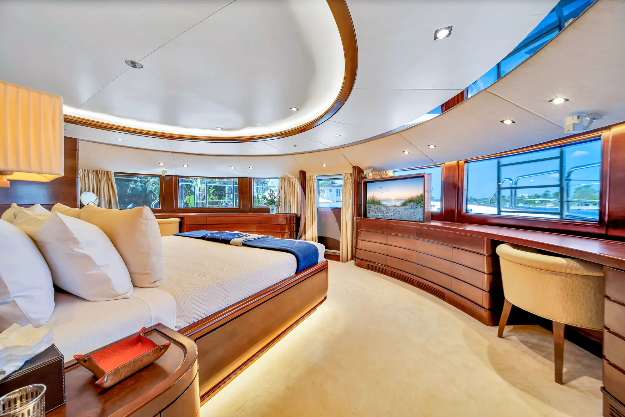 SEASCAPE V Benetti Vision 145 - master cabin bed and TV