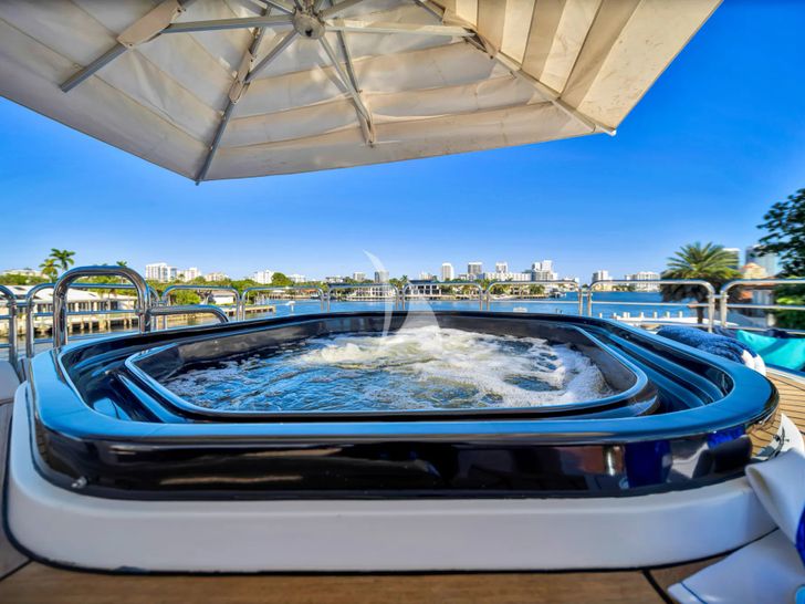 SEASCAPE V Benetti Vision 145 - sundeck jacuzzi SEASCAPE V Benetti Vision 145 - sundeck jacuzzi