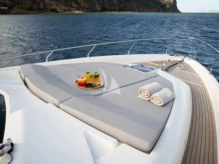 SEA SONS Ferretti 700 - foredeck bronzing area SEA SONS Ferretti 700 - foredeck bronzing area