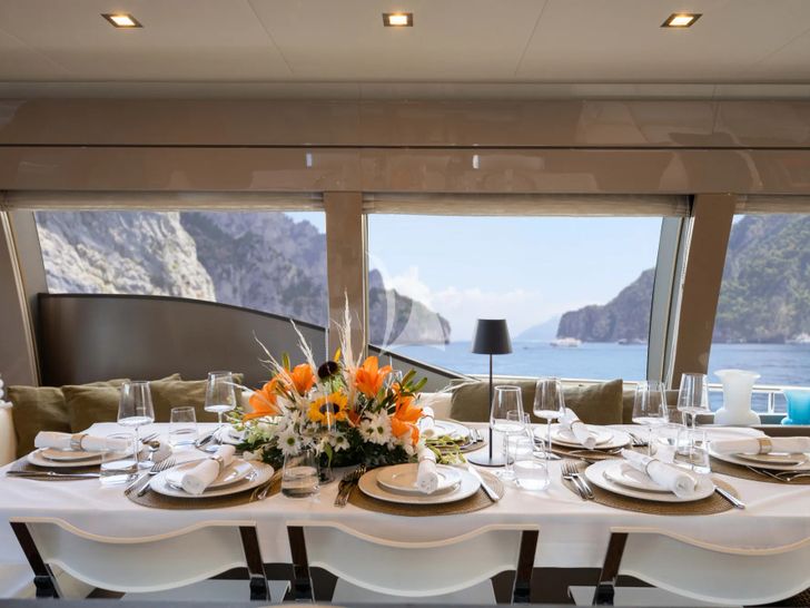 SEA SONS Ferretti 700 - indoor dining area SEA SONS Ferretti 700 - indoor dining area