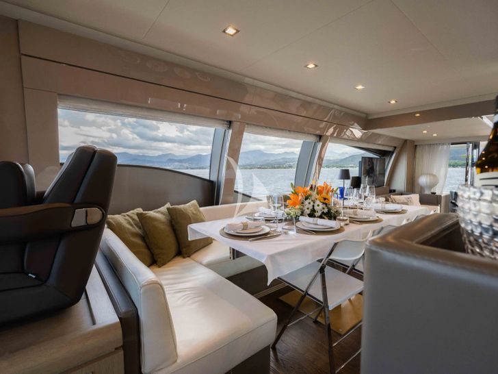 SEA SONS Ferretti 700 - indoor dining set up SEA SONS Ferretti 700 - indoor dining set up