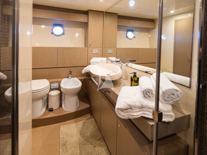 SEA SONS Ferretti 700 - master cabin bathroom SEA SONS Ferretti 700 - master cabin bathroom