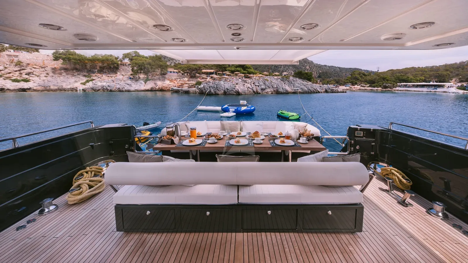 SEAS THE DAY Posillipo Technema 85 - aft deck alfresco dining set up