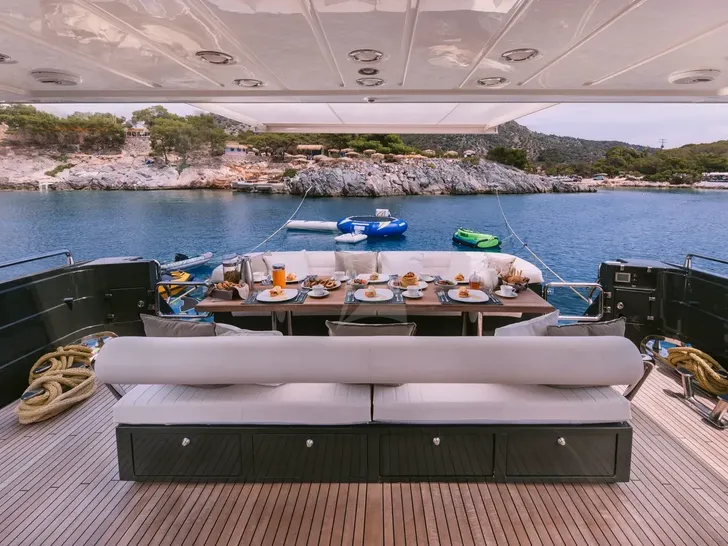 SEAS THE DAY Posillipo Technema 85 - aft deck alfresco dining set up SEAS THE DAY Posillipo Technema 85 - aft deck alfresco dining set up